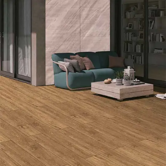 Piso SPC instalado con acabado de madera